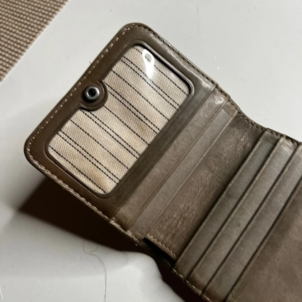 Frye Logan Small Bifold Wallet Brown Leather Zip Coin Pocket Window Distressed